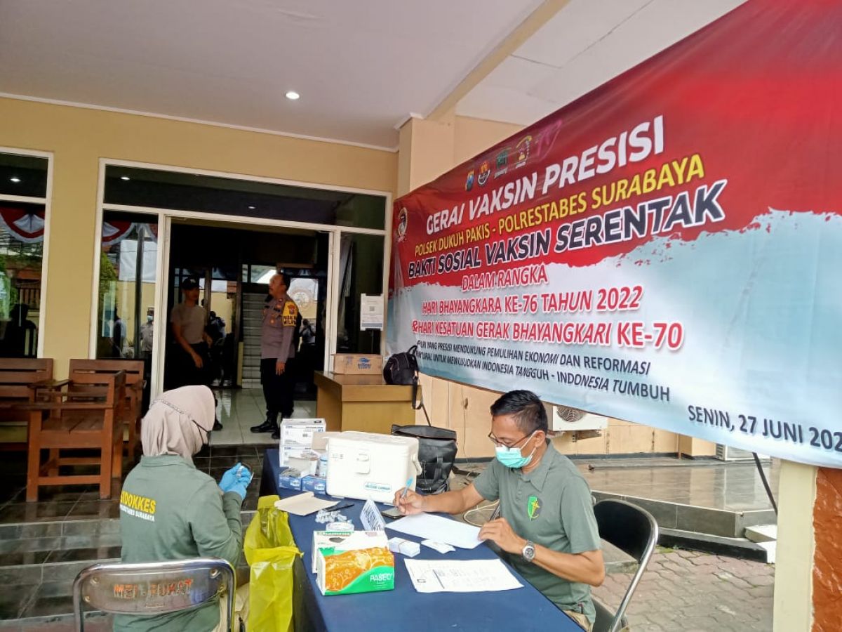 Vaksinasi yang digelar Polsek Dukuh Pakis, Surabaya