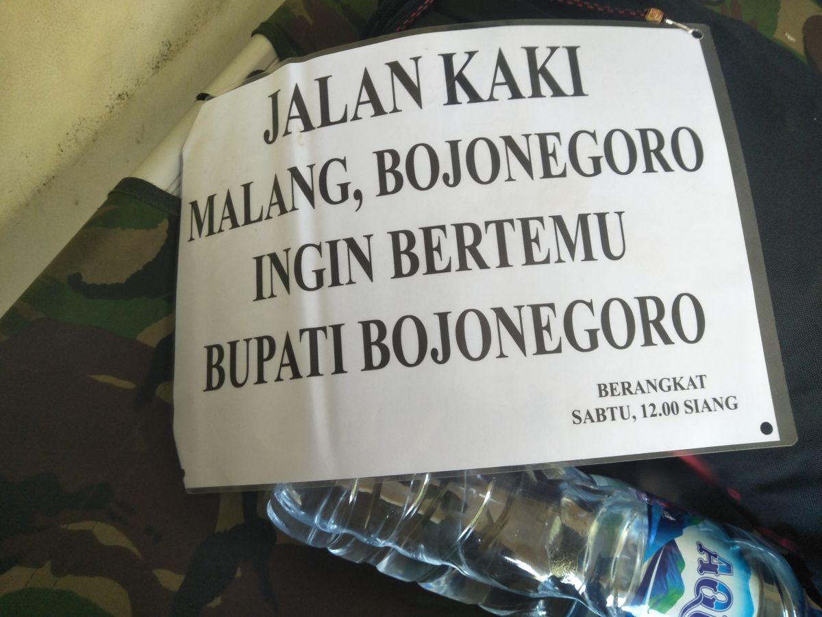 Tulisan di punggung Amang yang viral di media sosial.