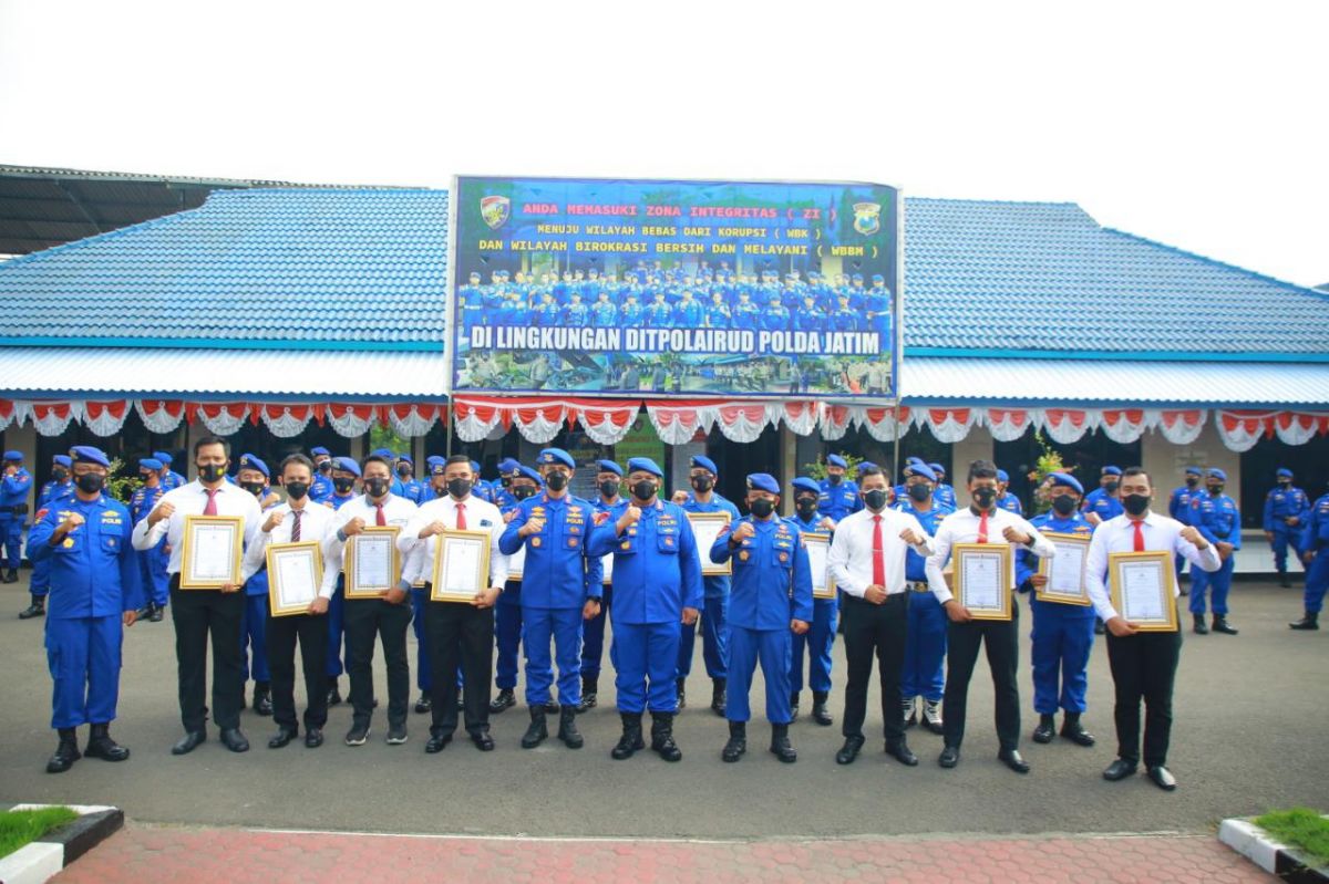 Pemberian penghargaan bagi Tim Subdit Gakkum pengungkap sindikat peredaran benih lobster.