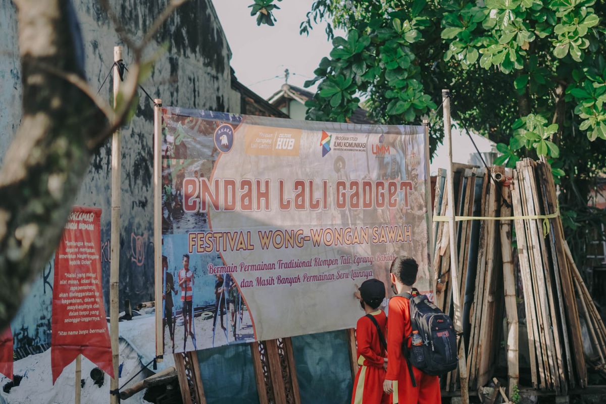 Event Kampung Lali Gadget yang digelar 8 mahasiswa Ilmu Komunikasi Universitas Muhammadiyah Malang (UMM) di Sidoarjo beberapa waktu lalu