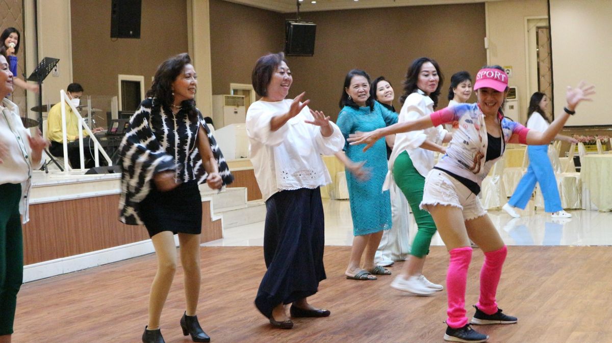 Dance bersama dalam gelaran acara Grand Reunion SMAK Petra 1 Surabaya.