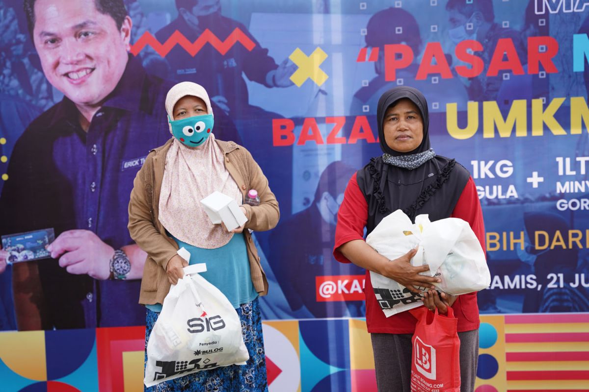 Warga Rembang antusias membeli paket sembako murah yang disediakan SIG pada acara Pasar Murah dan Bazar UMKM BUMN di alun-alun