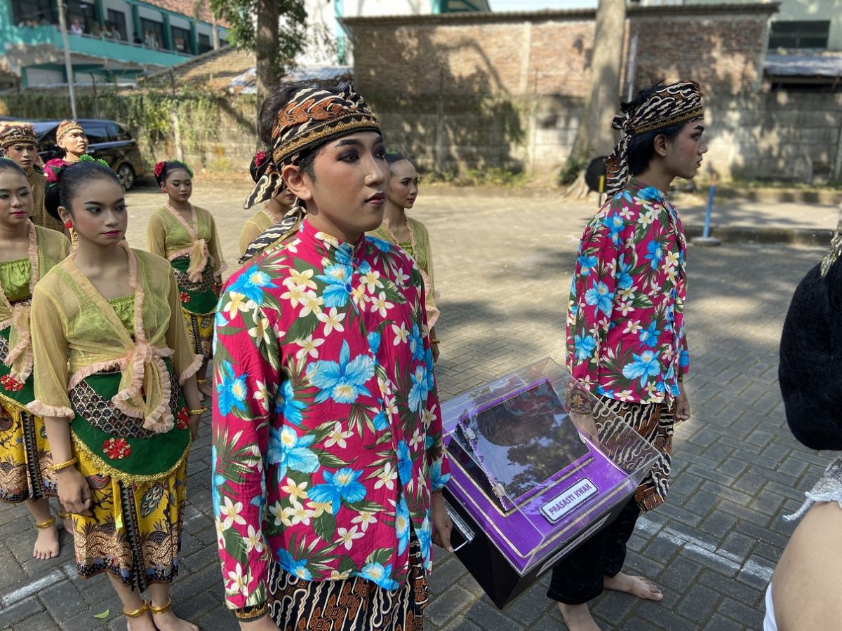 Arak-arakan Prasasti Kwak dalam upacara Manusuk Sima.