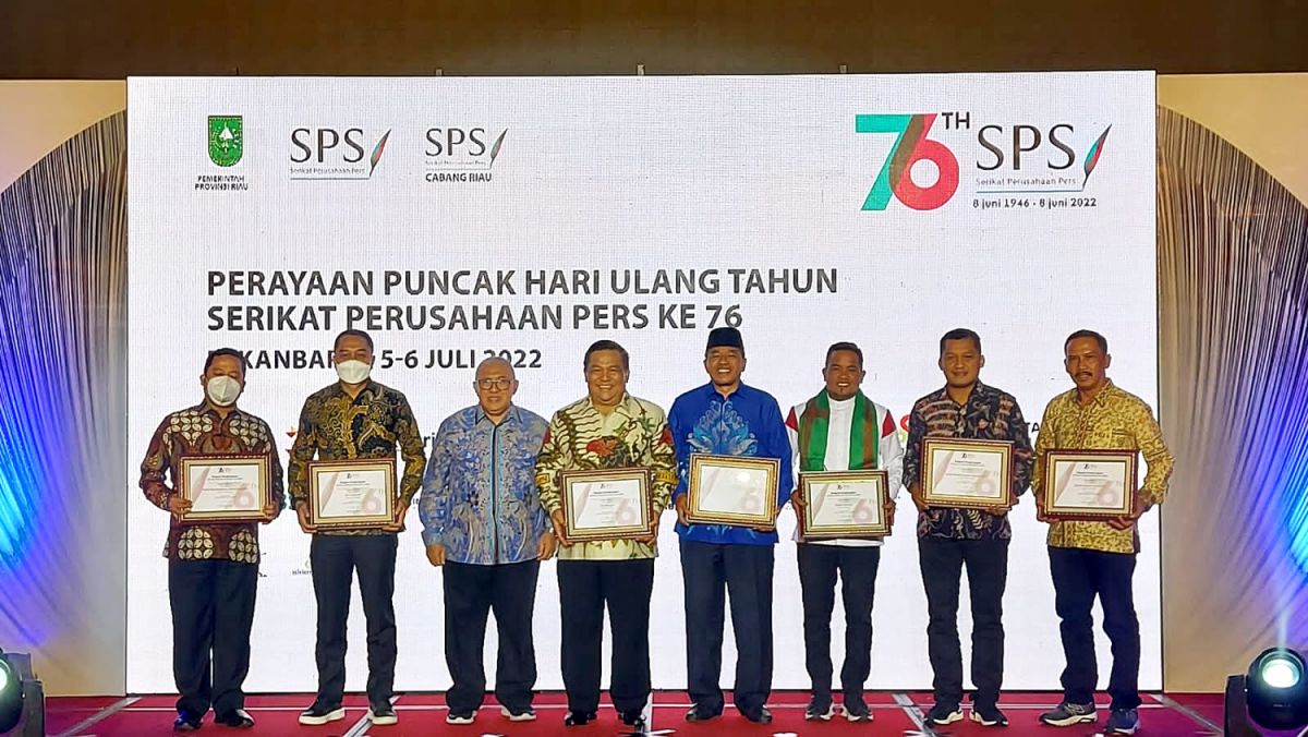 Salah satu penghargaan yang diterima Wali Kota Surabaya Eri Cahyadi