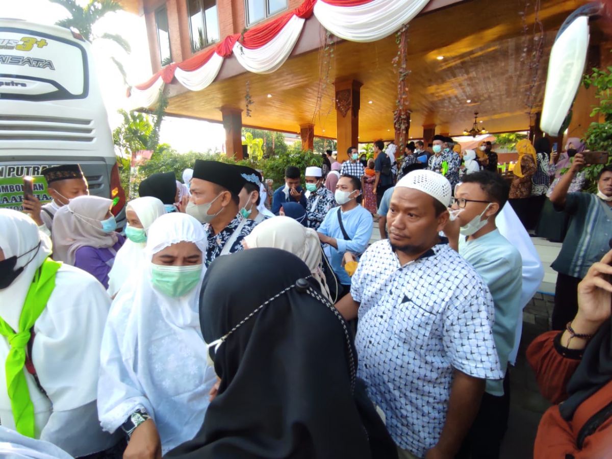 Pemberangkatan calon jemaah haji oleh Wali Kota Mojokerto Ika Puspitasari (Ning Ita)