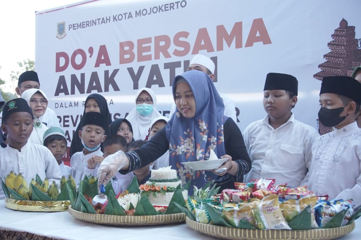 Wali Kota Mojokerto Ika Puspitasari (Ning Ita) potong tumpeng bersama anak-anak yatim
