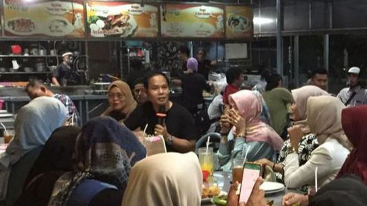 Syaifuddin Zuhri (baju hitam) bersama ibu-ibu kader penggerak Surabaya