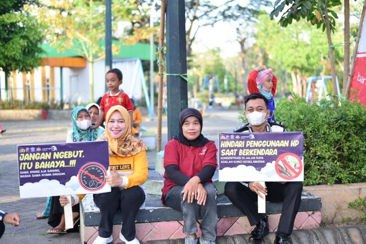 Kampanye tertib lalu lintas di Alun-alun Kota Lamongan.