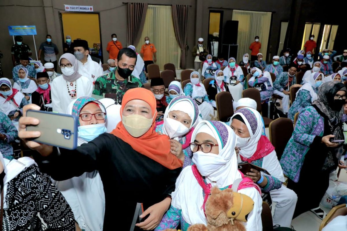 Khofifah berswa foto bersama jemaah haji debarkasi Surabaya.