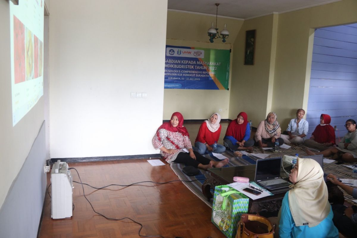 Pelatihan E-Comprehensive Reporting di Kampung Kue Rungkut.