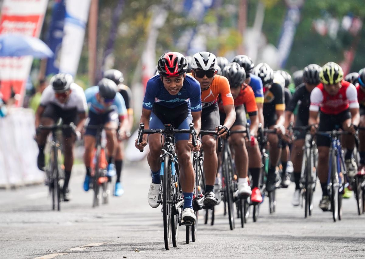 Para pembalap sepeda berlaga dalam Indonesia National Championship (INC) 2022.