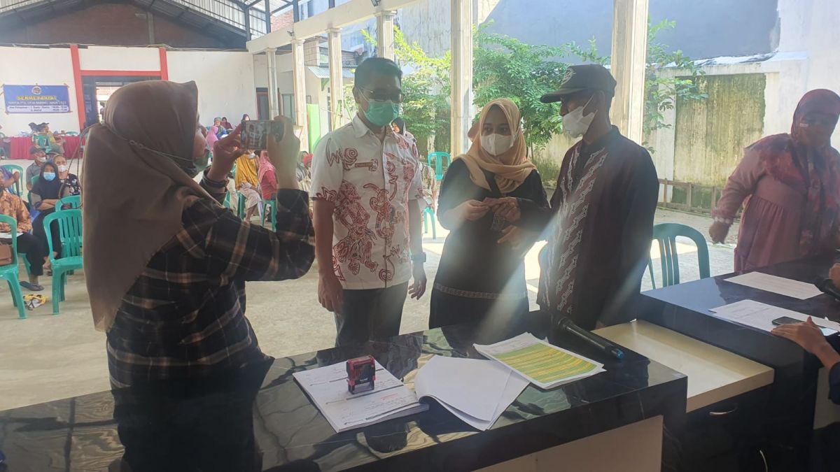 Pembayaran upah pekerja di Desa Bareng Kecamatan Bareng, Kabupaten Jombang.
