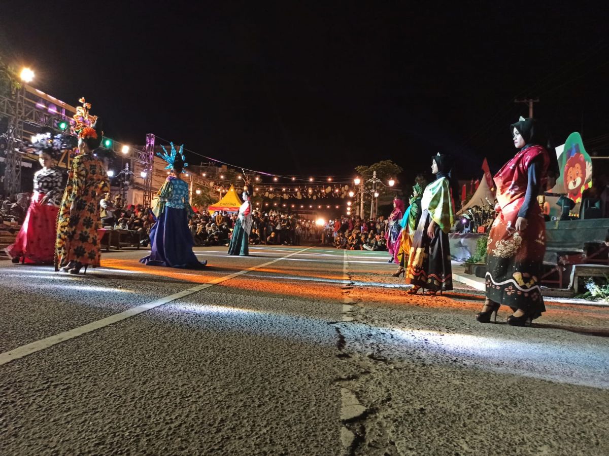 Ponorogo Creative Carnival berlangsung meriah dengan mengusung fashion street.