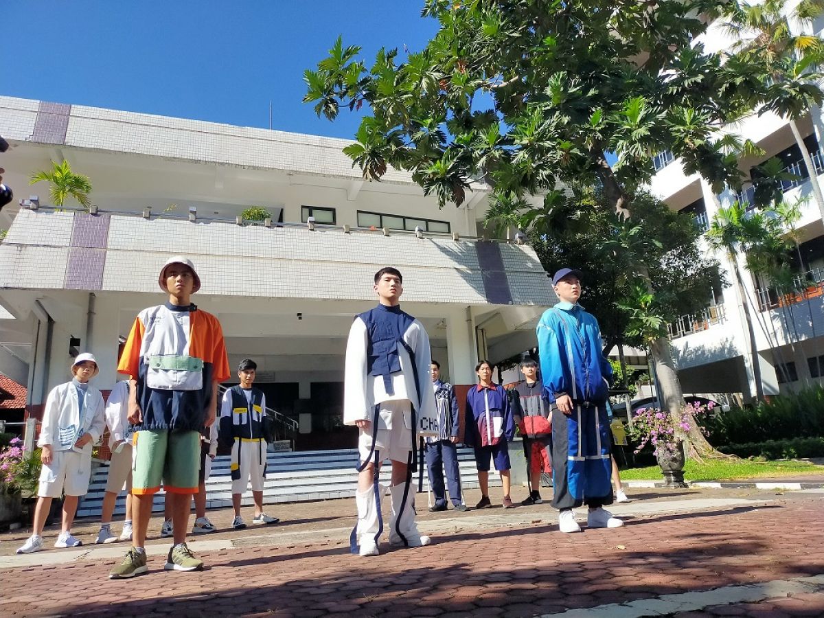 Mahasiswa Ubaya saat fashion show busana AR di kampus Tenggilis, Surabaya.