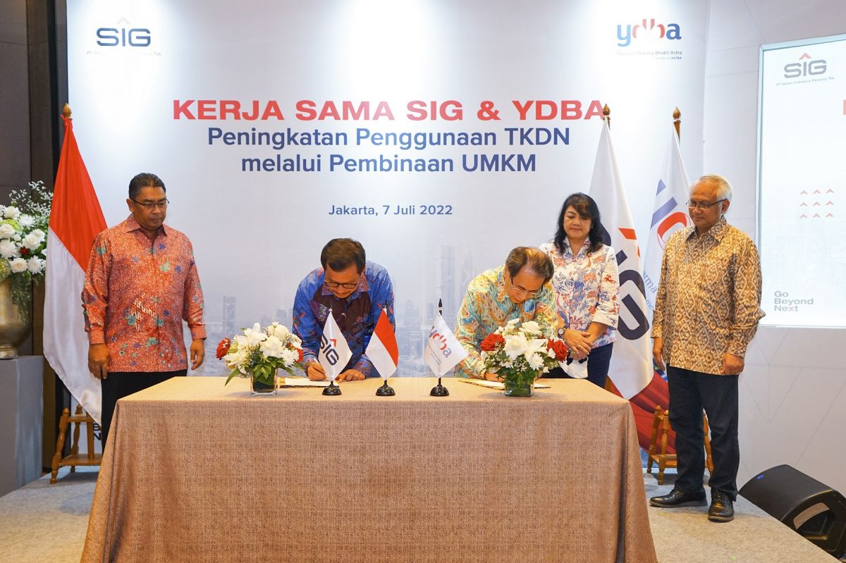 Direktur Utama SIG Donny Arsal (kedua kiri) dan Ketua Pengurus YDBA, Sigit Prabowo Kumala (ketiga kiri) menandatangani perjanjian kerja sama dalam hal peningkatan penggunaan TKDN melalui pembinaan UMKM, di Hotel Sheraton, Jakarta, Kamis (7/7).
