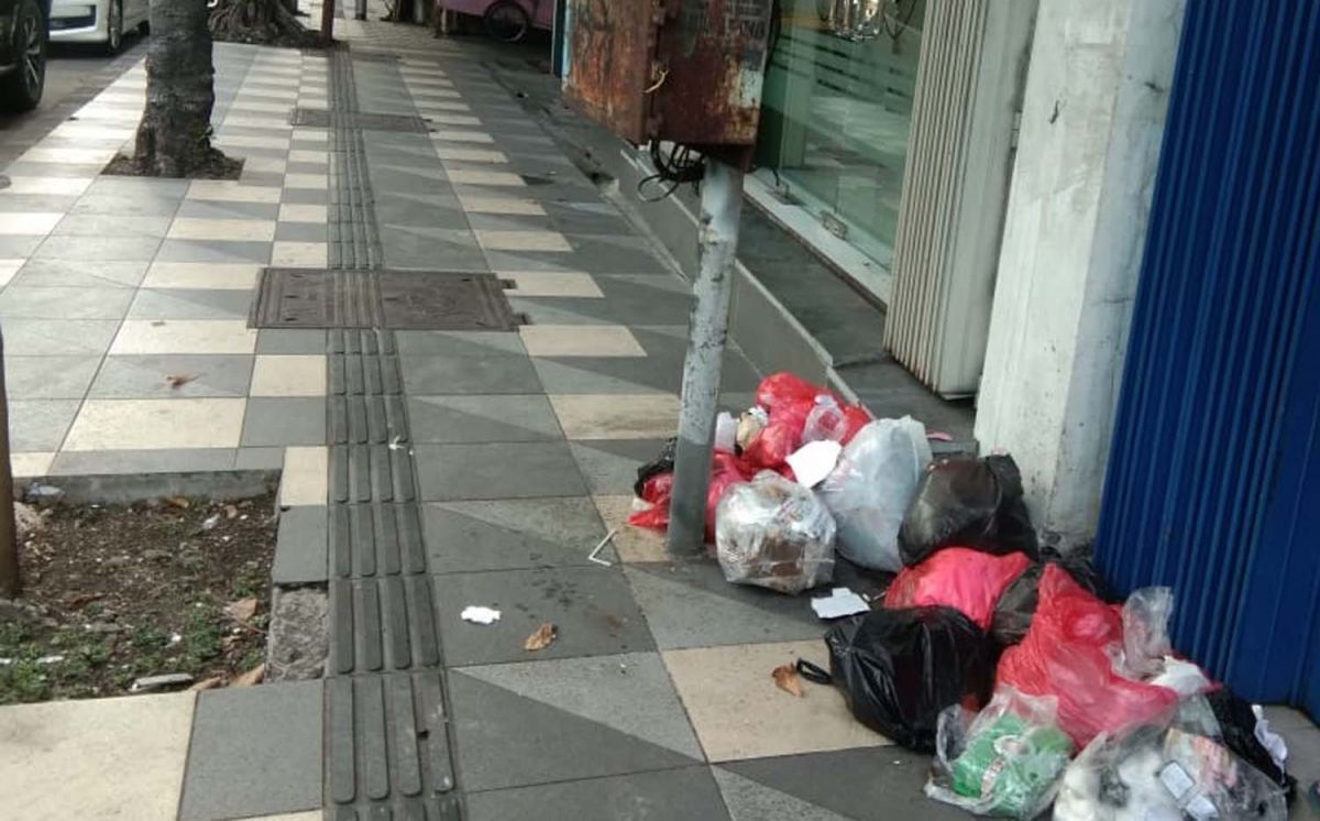 Tumpukan sampah di trotoar Jalan Kertajaya Surabaya