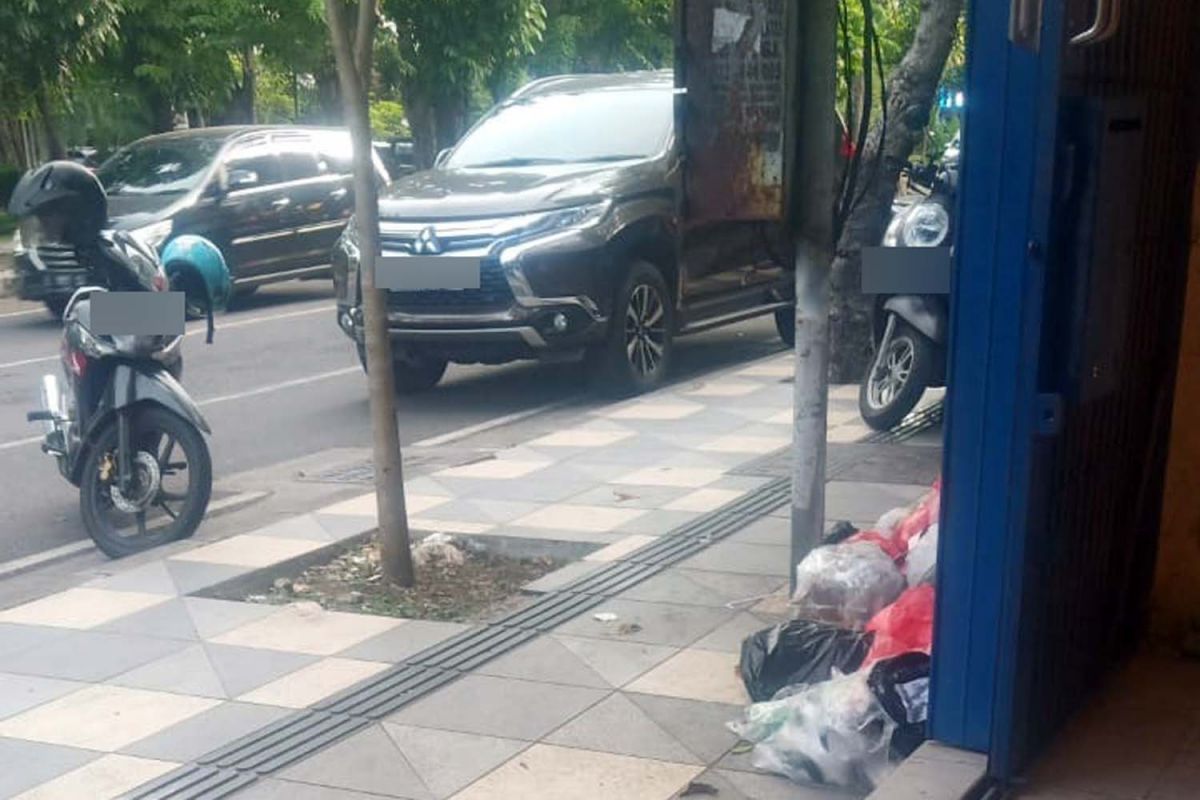 Tumpukan sampah di trotoar Jalan Kertajaya Surabaya