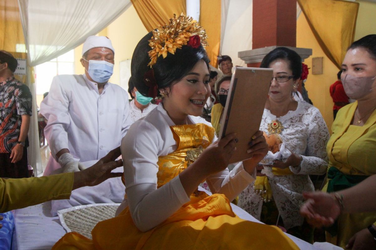 Umat Hindu mengikuti upacara Metatah atau Mepandes dalam bahasa Bali.