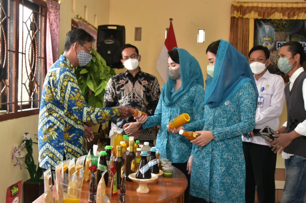 Ketua Tim Penggerak PKK Trenggalek, Novita Hardini bersama Ketua Tim Penggerak PKK Provinsi Jatim, Arumi Bachsin saat membuka pelatihan