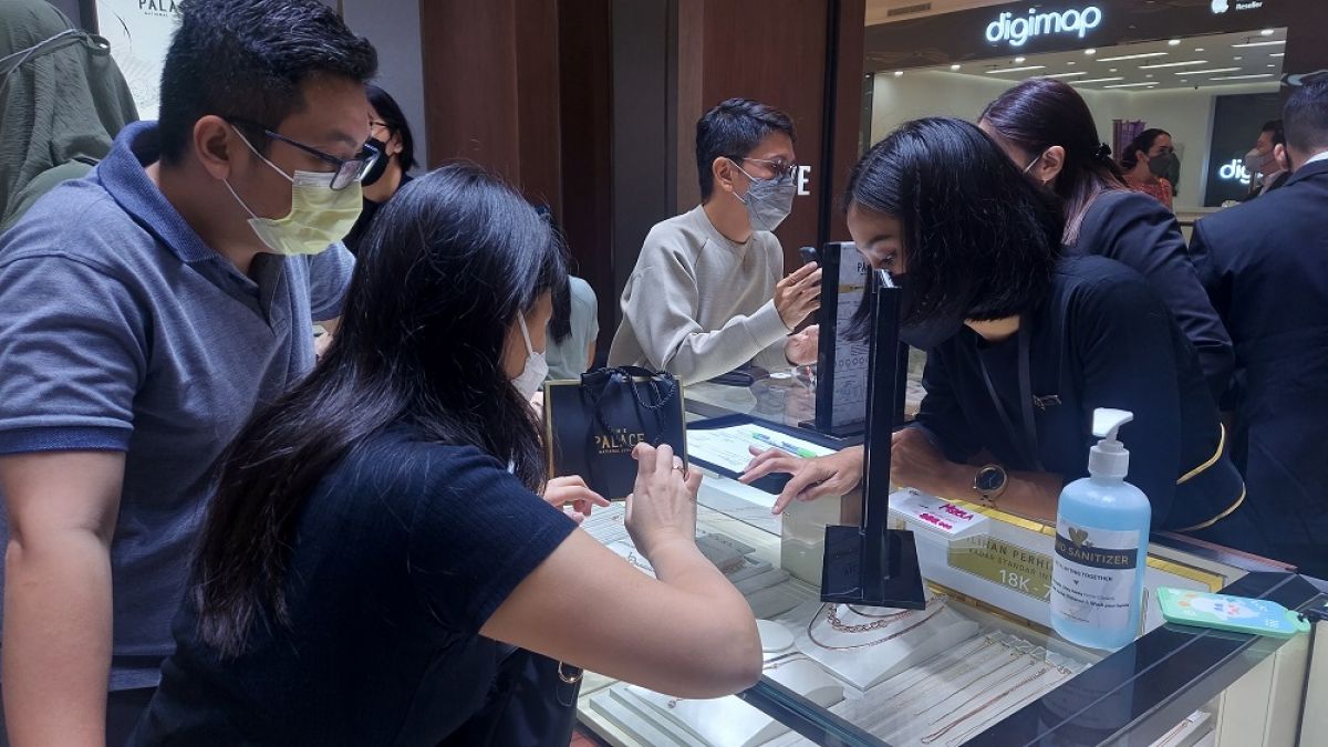 Antusiasme pengunjung saat opening The Palace Jaweler (Foto Ni'am Kurniawan/jatimnow.com)