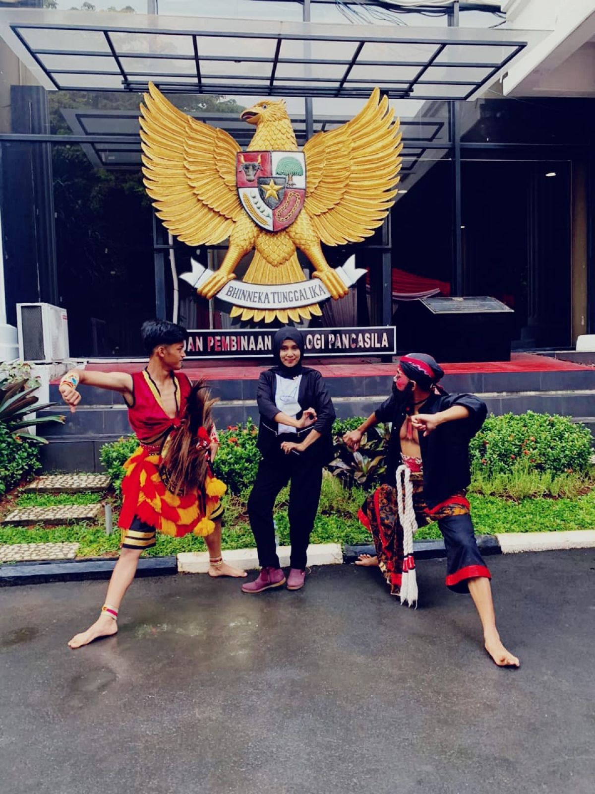Yofansa dan Nandu bersama penata busana dan rias setelah tampil di Istana Negara (Foto: dokumen pribadi)