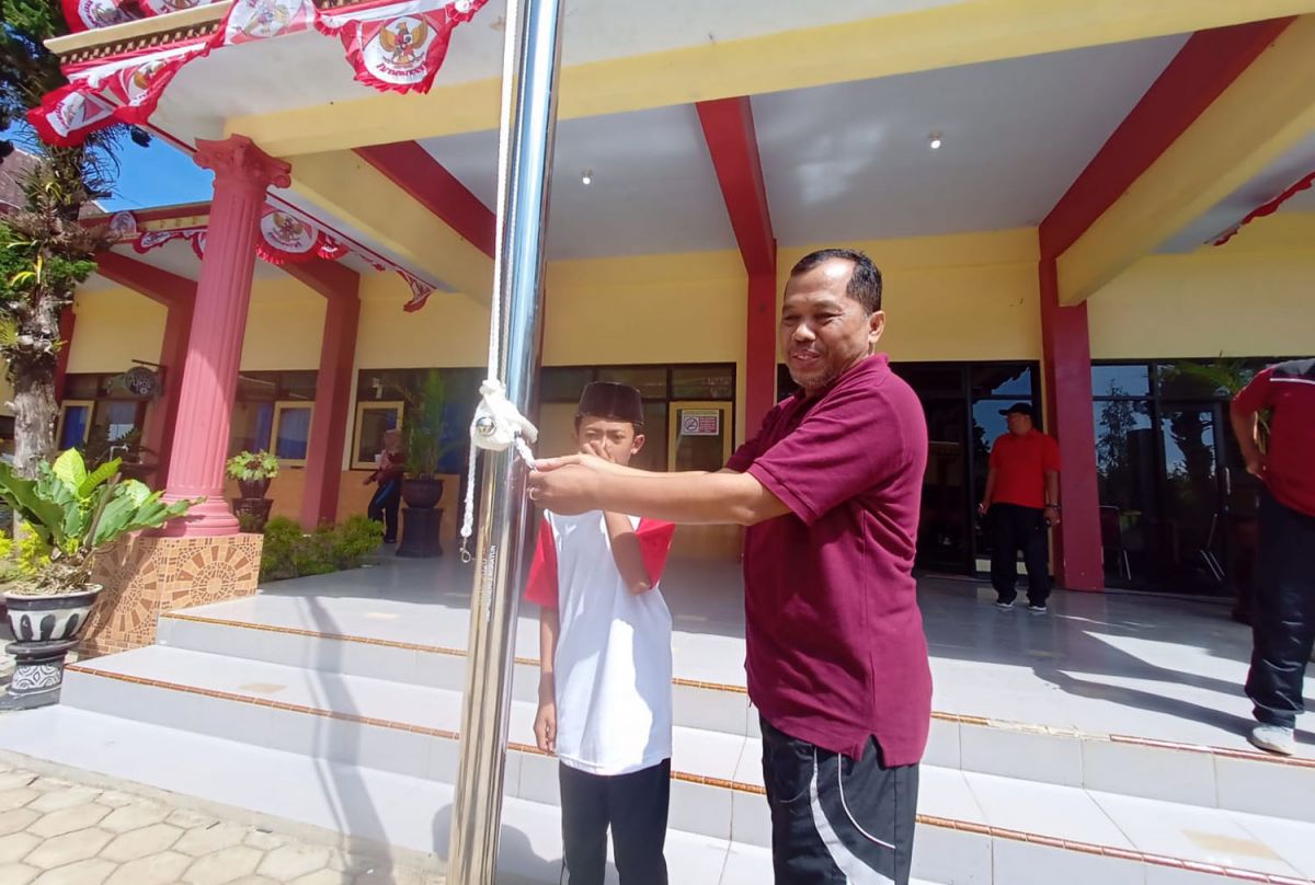 Rafel dan Kepala SMPN 2 Ngrayun, Ponorogo