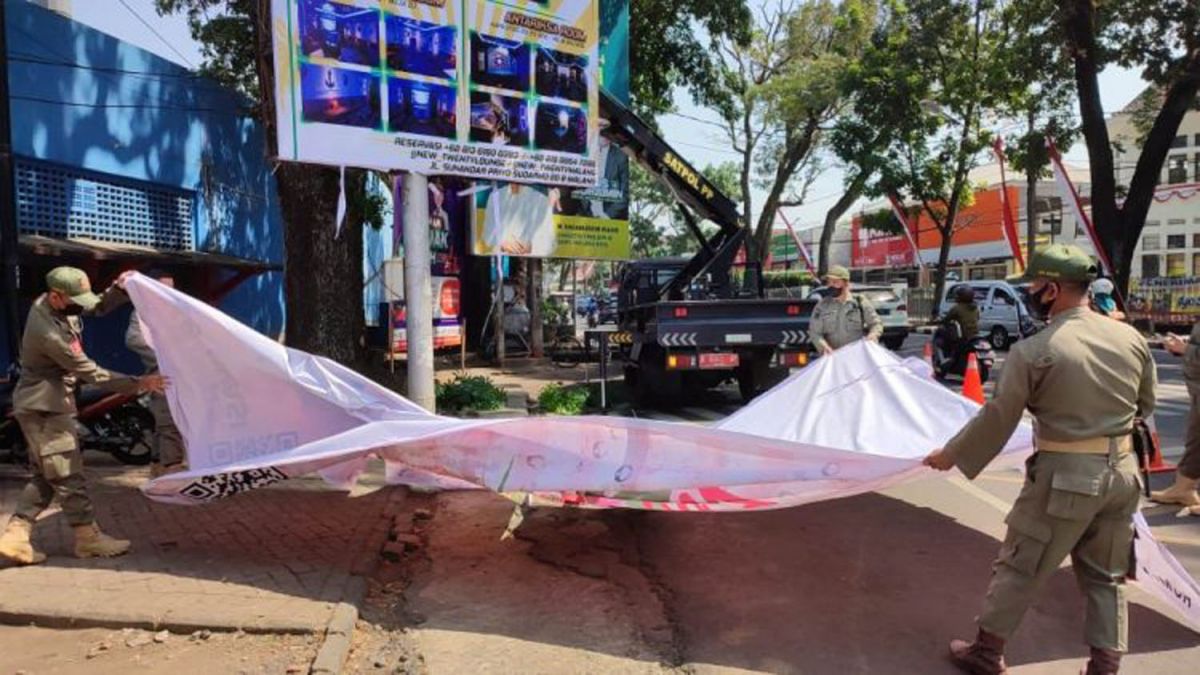 Baliho ajakan private party khusus wanita dewasa saat dicopot Satpol PP Kota Malang