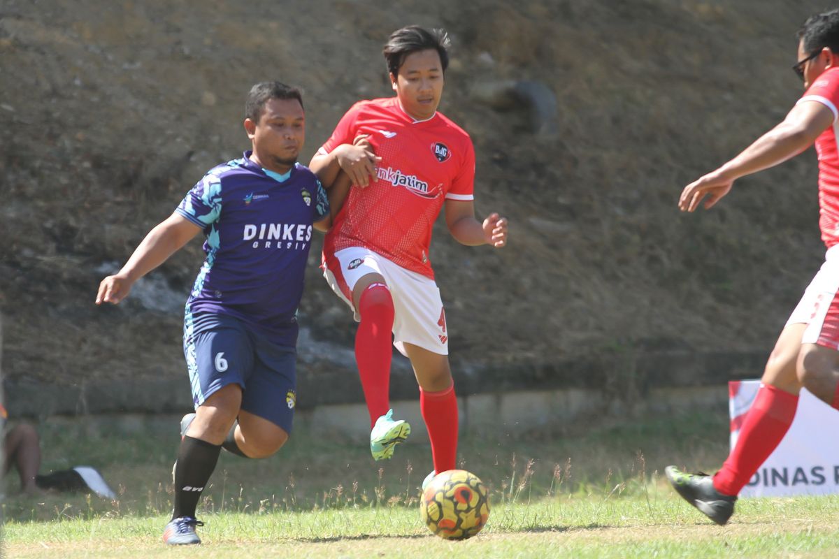 Mini soccer antara Bank Jatim melawan Dinkes Gresik FC
