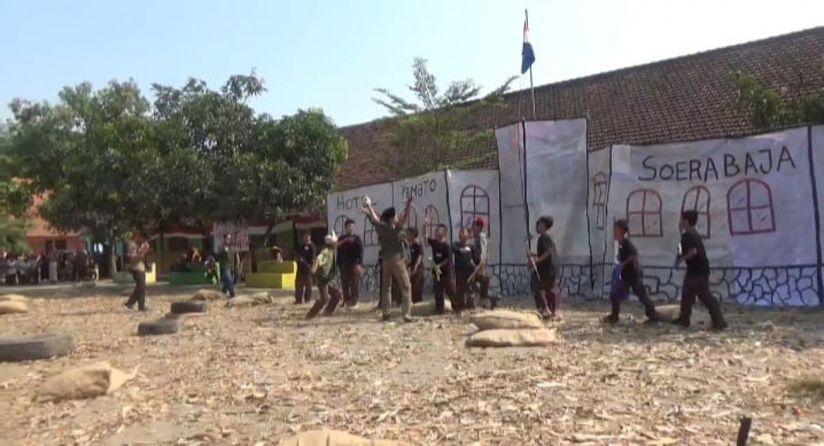 Murid SDN Brudu 1 saat memainkan drama kolosal Pertempuran Surabaya.(Foto: Elok Aprianto)