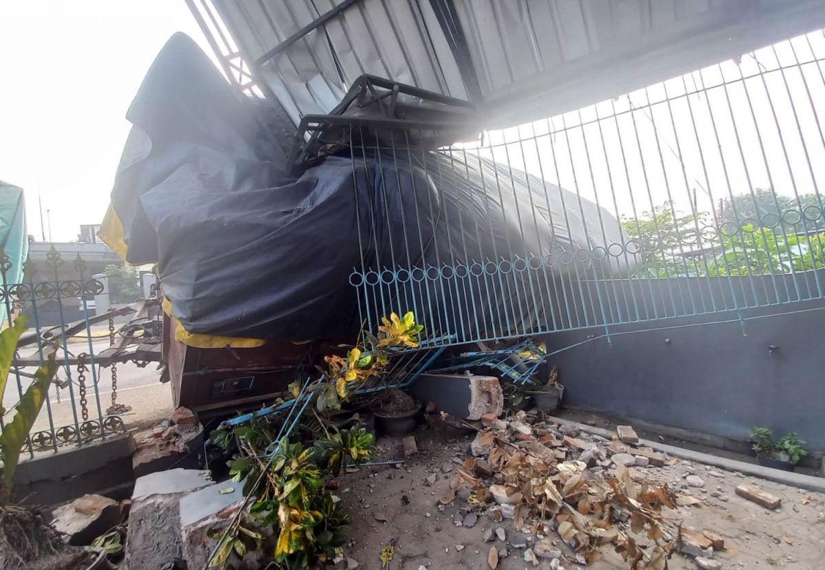 Ekor truk gandeng nungging timpa rumah warga di Jombang