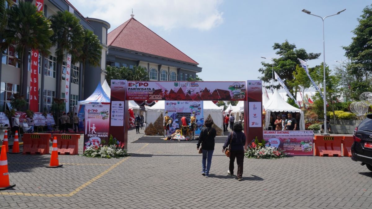 Expo Pariwisata dan Ekonomi Kreatif Nusantara di halaman Balai Kota Among Tani Kota Batu.