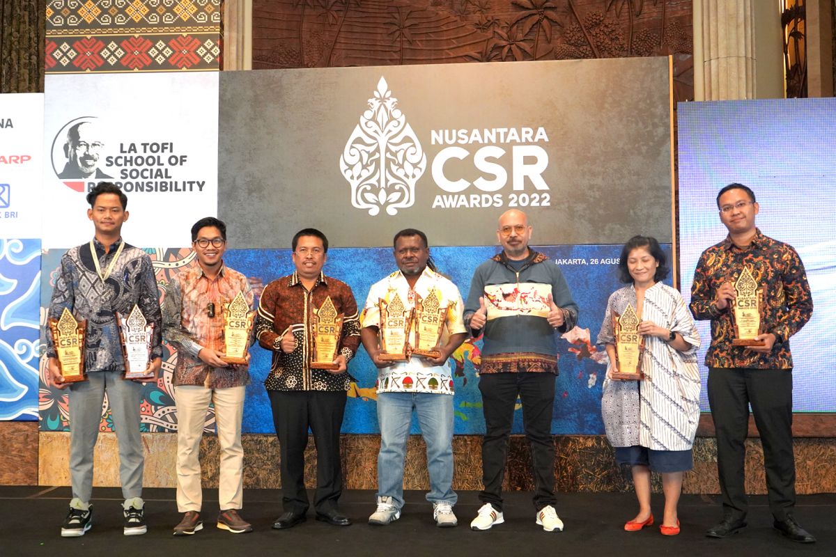 Hendra, Departemen Komunikasi dan Hukum PT Semen Gresik (dua dari kiri), bersama perwakilan perusahaan penerima Penghargaan Nusantara CSR Awards 2022 di Hotel Indonesia Kempinski, Jakarta pada Jumat (26/8/2022)