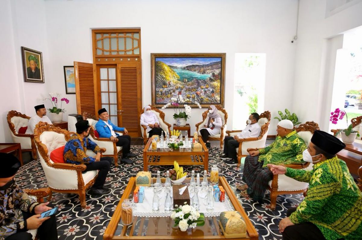 Gubernur Khofifah bersama Bupati Ipuk saat di Pendopo Sabha Swagata Blambangan Banyuwangi.