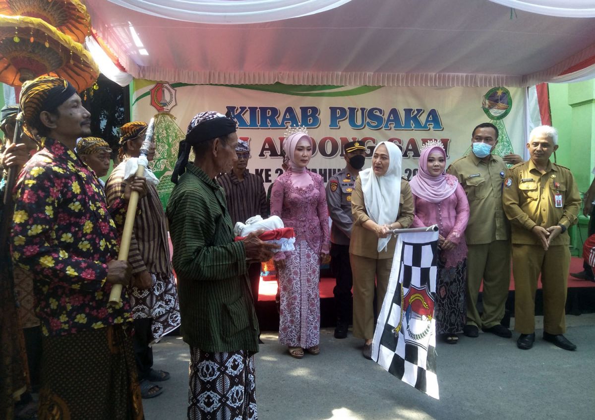 Bupati Anna melepas Kirab Pusaka Ki Andong Sari di Bojonegoro