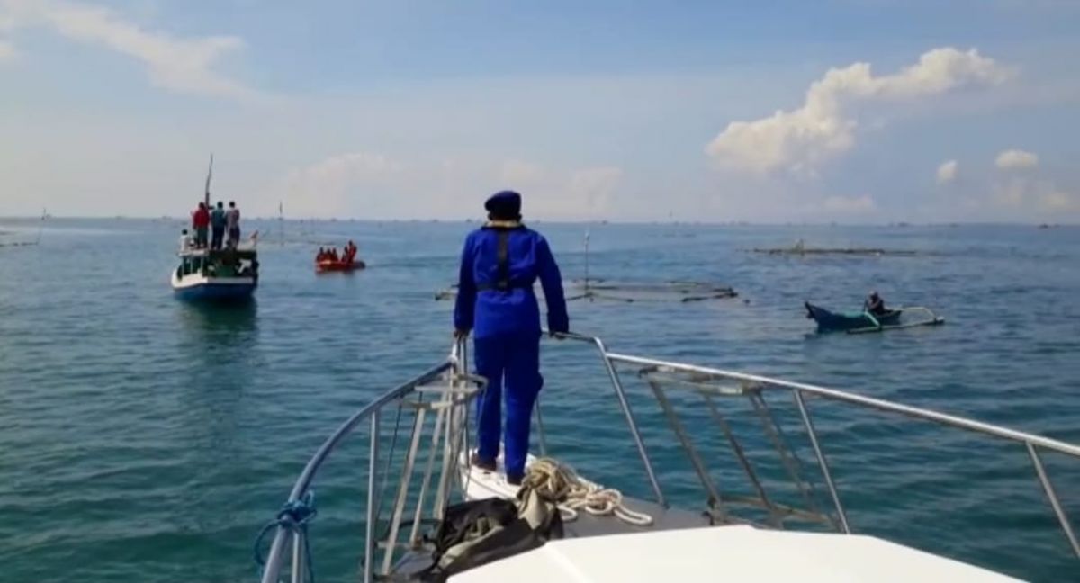 Tim Ditpolairud Polda Jatim saat melakukan pencarian KLM Cinta Kembar