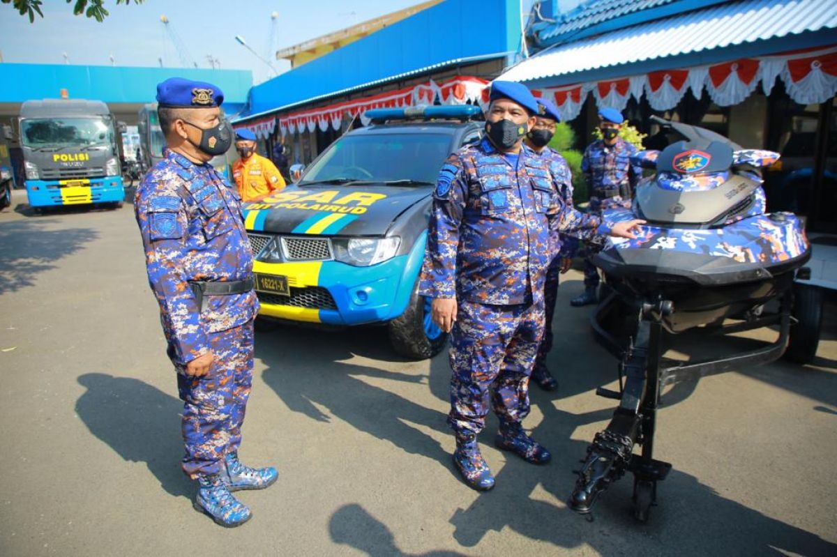Dirpolairud Polda Jatim, Kombes Pol Puji Hendro Wibowo saat mengecek perangkat tim sebelum mencari KLM Cinta Kembar