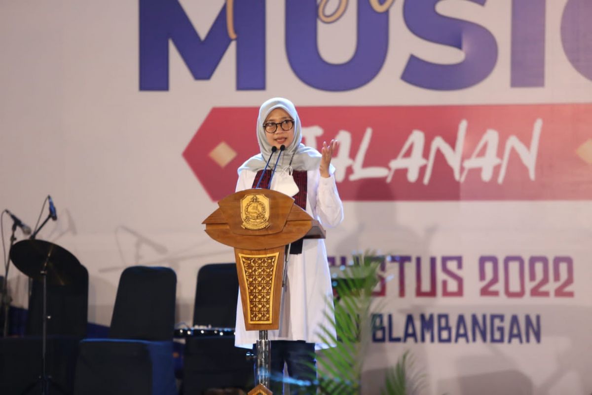 Bupati Banyuwangi Ipuk Fiestiandani hadir dalam Festival Musik Jalanan