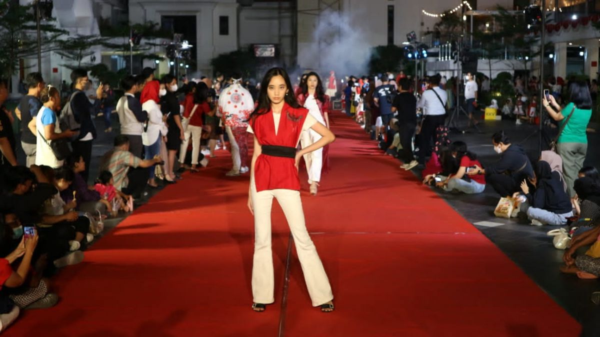Para model saat tampil di catwalk halaman Balai Pemuda, Surabaya