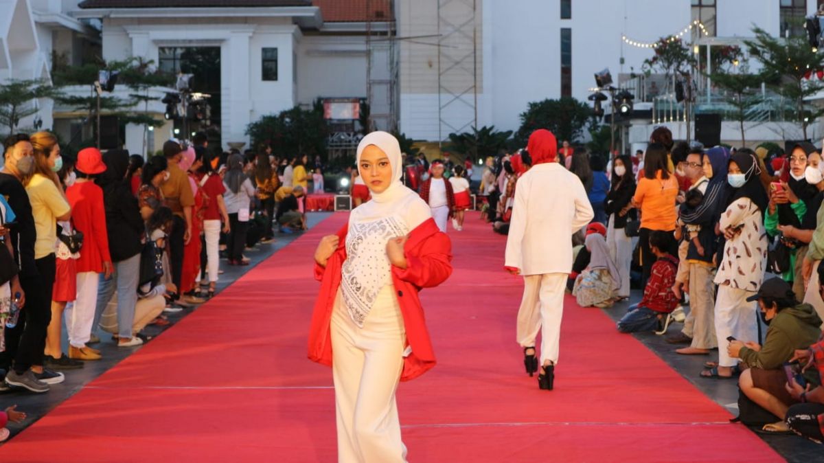 Para model saat tampil di catwalk halaman Balai Pemuda, Surabaya