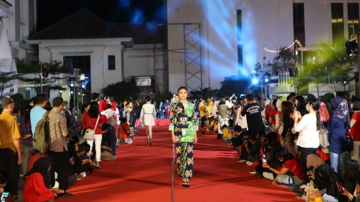 Para model saat tampil di catwalk halaman Balai Pemuda, Surabaya