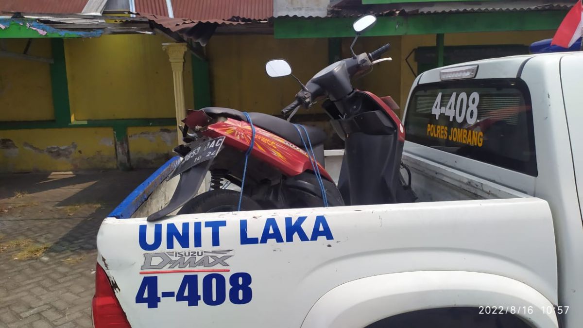 Motor korban saat dievakuasi polisi. (Foto: Elok Aprianto/jatimnow.com)