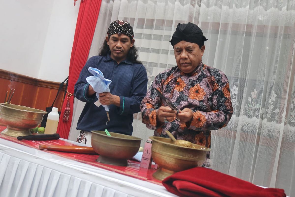 Prosesi jamasan pusaka dalam rangka peringatan Hari Jadi ke-828 Trenggalek