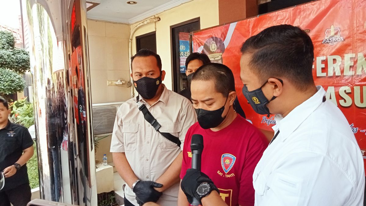 Kasat Reskrim Polres Pasuruan Kota, AKP Bima Sakti (kanan) menginterogasi pelaku pembunuhan terhadap nelayan