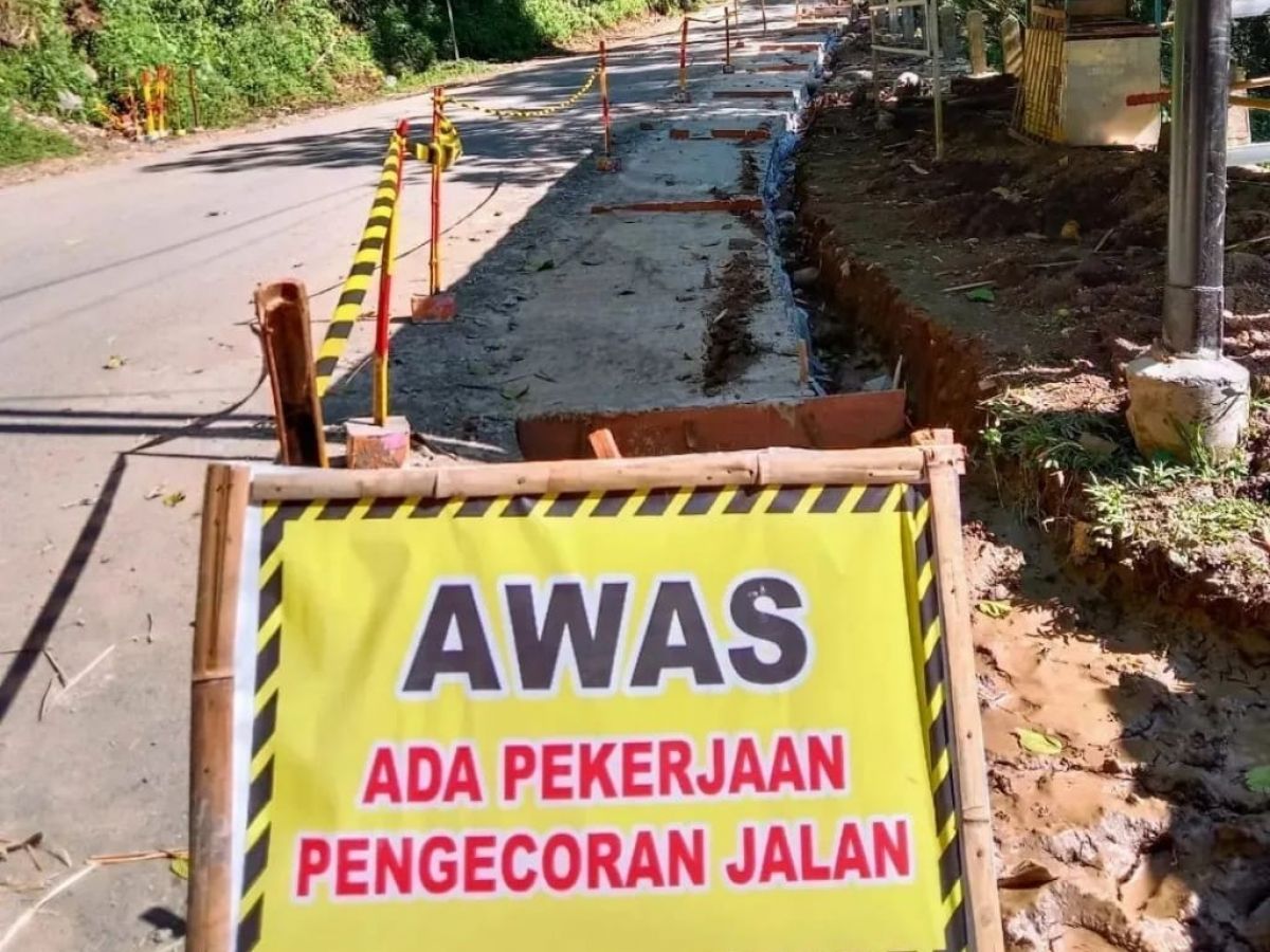 Pengerjaan betonisasi dan pelebaran jalan Pacet-Trawas, Mojokerto