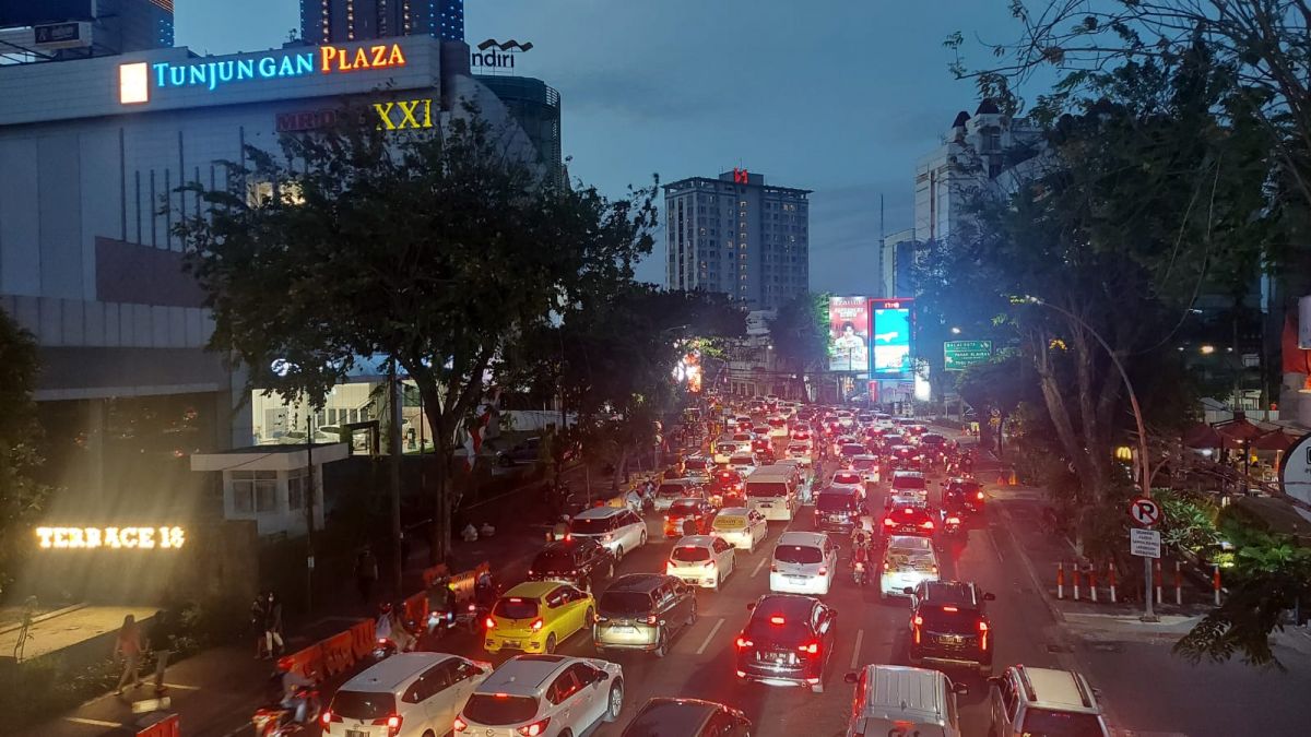 Kendaraan dari jalan Basuki Rahmat merayap ke arah jalan Tunjungan.