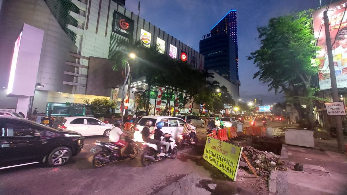 Tampak galian dan rambu-rambu peringatan galina disamping kanan dan kiri jalan Tunjungan.