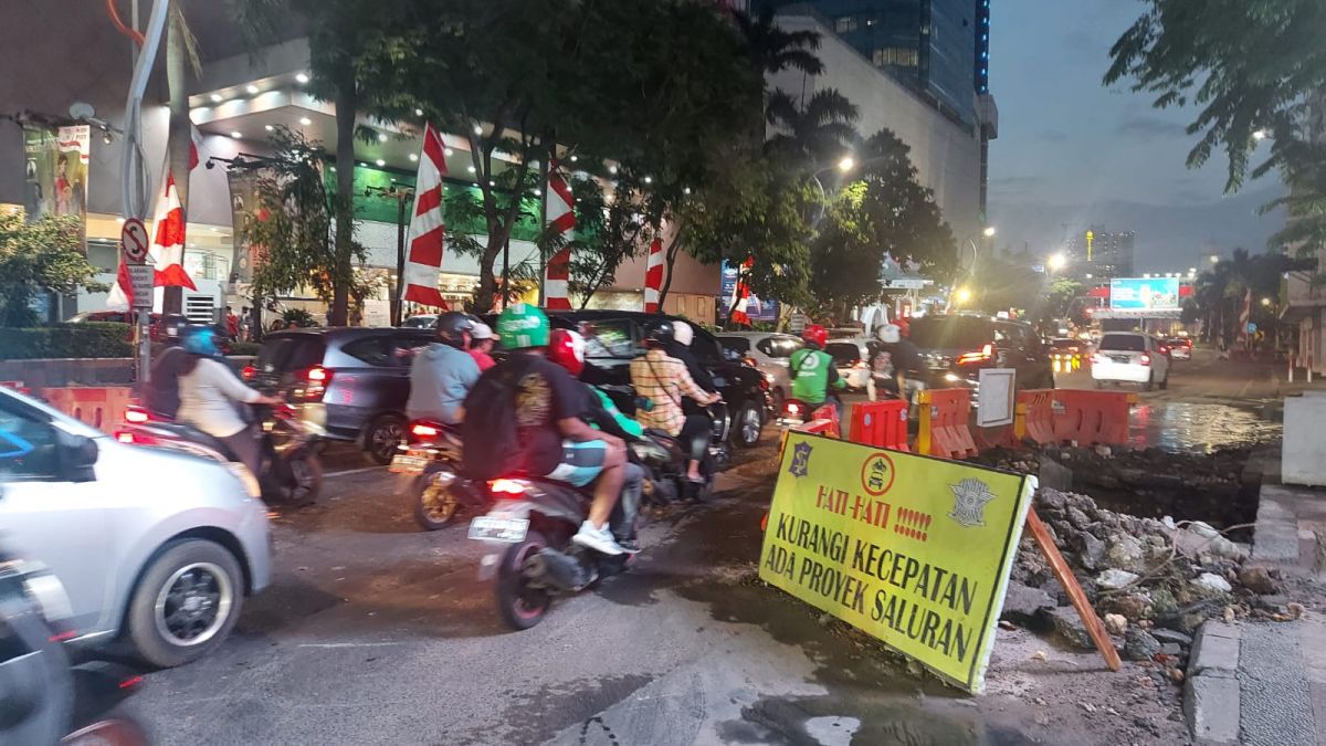 Pengendara memperlambat kendaraannya saat melintasi area galian didepan TP 1 Surabaya