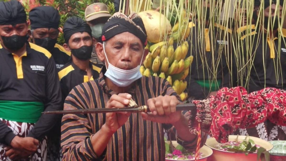 Prosesi jamasan tombak Kiai Upas di Tulungagung.(Foto: Bramanta Pamungkas)