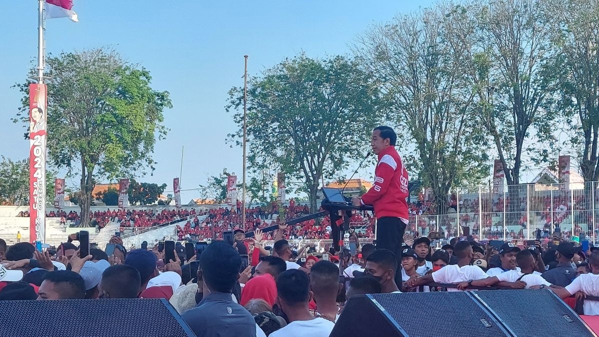 Saat Presiden Jokowi menyapa relawan di Gelora 10 November, Surabaya.