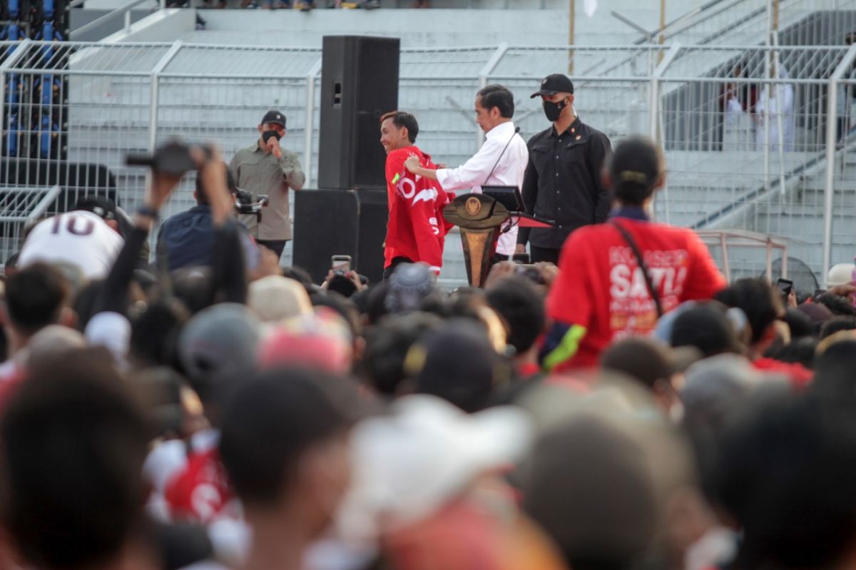 Presiden Jokowi memberikan jaket yang dikenakannya pada Syaiful, driver ojol yang semangat di antara ribuan relawan.